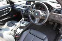 BMW 3シリーズ 320d Mｽﾎﾟｰﾂ 最終ﾓﾃﾞﾙ 8C新ｴﾝｼﾞﾝ ｻﾝﾙｰﾌ ﾋｰﾀｰ黒革 液晶ﾒｰﾀｰ 追従ACC LEDﾍｯﾄﾞﾗｲﾄ&ﾃｰﾙ ﾀｯﾁ画面対応HDDﾅﾋﾞBluetooth接続 Mﾊﾟﾌｫｰﾏﾝｽｽﾎﾟｲﾗｰ ﾚｰﾝﾁｪﾝｼﾞ警告 衝突軽減ﾌﾞﾚｰｷ 車線逸脱警告 歩行者警告 2年保証