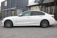 BMW 3シリーズ 320d Xdrive Mｽﾎﾟｰﾂ ﾊｲﾗｲﾝ ｺﾝﾌｫｰﾄP 4WD 真珠色 ﾋｰﾀｰ黒革 Pｱｼｽﾄﾌﾟﾗｽ 360度ｶﾒﾗ 電動ﾄﾗﾝｸ BMWﾗｲﾌﾞｺｯｸﾋﾟｯﾄﾞﾀｯﾁ画面ﾅﾋﾞApplecarplay対応 ﾜｲﾔﾚｽ充電 LEDﾍｯﾄﾞﾗｲﾄ ｵｰﾄﾊｲﾋﾞｰﾑ 追従ACC ｽﾃｱﾘﾝｸﾞｻﾎﾟｰﾄ ﾚｰﾝﾁｪﾝｼﾞ警告 2年保証