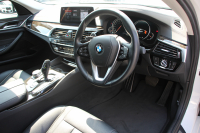 BMW 5シリーズ 523d ﾗｸﾞｼﾞｭｱﾘｰ ﾃﾞﾋﾞｭｰP 真珠色 全席ﾋｰﾀｰ黒革 HUD ｿﾌﾄｸﾛｰｽﾞﾄﾞｱ ｼﾞｪｽﾁｬｰC 追従ACC ｽﾃｱﾘﾝｸﾞｻﾎﾟｰﾄ LEDﾍｯﾄﾞﾗｲﾄ ｵｰﾄﾊｲﾋﾞｰﾑ ﾀｯﾁ画面HDDﾅﾋﾞTV 360度ｶﾒﾗ 電動ﾄﾗﾝｸ ｽﾏｰﾄｷｰ ｱﾝﾋﾞｴﾝﾄﾗｲﾄ ｸﾛｰﾑﾗｲﾝｴｸｽﾃﾘｱ 2年保証