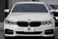 BMW 5シリーズ 530i Mｽﾎﾟｰﾂ ﾃﾞﾋﾞｭｰP 1ｵ-ﾅ 252馬力 全席ﾋｰﾀｰ黒革 HUD ｼﾞｪｽﾁｬｰC ｿﾌﾄｸﾛｰｽﾞﾄﾞｱ 追従ACC ｽﾃｱﾘﾝｸﾞｻﾎﾟｰﾄ LEDﾍｯﾄﾞﾗｲﾄ ﾊｲﾋﾞｰﾑｱｼｽﾄ ﾀｯﾁ画面HDDﾅﾋﾞTV 360度ｶﾒﾗ Pｱｼｽﾄﾌﾟﾗｽ 電動ﾄﾗﾝｸ 2年保証