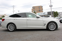 BMW 3シリーズ 320i ｸﾞﾗﾝﾂｰﾘｽﾓ ﾗｸﾞｼﾞｭｱﾘｰ 1ｵｰﾅ 追従ACC ｻﾄﾞﾙﾌﾞﾗｳﾝﾚｻﾞｰ ｼｰﾄﾋｰﾀｰ 衝突軽減ﾌﾞﾚｰｷ 車線逸脱警告 歩行者警告 ﾀｯﾁﾊﾟｯﾄﾞ対応iﾄﾞﾗｲﾌﾞHDDﾅﾋﾞBｶﾒﾗ 電動ﾄﾗﾝｸ ｽﾏｰﾄｷｰ Bluetooth接続 ｸﾛｰﾑﾗｲﾝｴｸｽﾃﾘｱ 2年保証