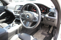 BMW 3シリーズ 320i Mｽﾎﾟｰﾂ ｺﾝﾌｫｰﾄP 1ｵｰﾅ 360度ｶﾒﾗ ｼｰﾄﾋｰﾀｰ ﾌﾙｾｸﾞTV 追従ACC ｽﾃｱﾘﾝｸﾞｻﾎﾟｰﾄ BMWﾗｲﾌﾞｺｯｸﾋﾟｯﾄﾞLEDﾍｯﾄﾞﾗｲﾄ ｵｰﾄﾊｲﾋﾞｰﾑ ﾜｲﾔﾚｽ充電 Pｱｼｽﾄ ﾊｰﾌﾚｻﾞｰ 電動ﾄﾗﾝｸ 3ｿﾞｰﾝｴｱｺﾝ ｱｯﾌﾟﾙｶｰﾌﾟﾚｲ 2年保証