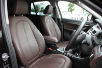 BMW X1 Xdrive18d ｱｰﾊﾞﾆｽﾀ 西日本地区限定 ｽﾊﾟｰｸﾘﾝｸﾞﾌﾞﾗｳﾝ ﾊｲﾗｲﾝ&ｺﾝﾌｫｰﾄP 追従ACC HUD ﾋｰﾀｰ茶革 電動ｼｰﾄ 19AW ﾀｯﾁ画面新HDDﾅﾋﾞPｱｼｽﾄ LEDﾍｯﾄﾞﾗｲﾄ 電動ﾄﾗﾝｸ 専用ﾊﾞｯｼﾞ衝突軽減ﾌﾞﾚｰｷ 車線逸脱&歩行者警告 2年保証