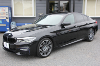 BMW 5シリーズ 523i Mｽﾎﾟｰﾂ ﾊｲﾗｲﾝ ｲﾉﾍﾞｰｼｮﾝ&ｺﾝﾌｫｰﾄP ｻﾝﾙｰﾌ 全席ﾋｰﾀｰ黒革 ｺﾝﾌｫｰﾄｼｰﾄ ﾍﾞﾝﾁﾚｰｼｮﾝ ｿﾌﾄｸﾛｰｽﾞﾄﾞｱ HUD ﾜｲﾔﾚｽ充電 追従ACC ｽﾃｱﾘﾝｸﾞｻﾎﾟｰﾄ LEDﾍｯﾄﾞﾗｲﾄ 360度ｶﾒﾗ ﾀｯﾁ画面HDDﾅﾋﾞTV ｼﾞｪｽﾁｬｰC 電動ﾄﾗﾝｸ 19AW 2年保証