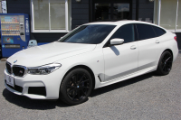 BMW 6シリーズ 630i ｸﾞﾗﾝﾂｰﾘｽﾓ Mｽﾎﾟｰﾂ ｾﾚｸﾄ&ｲﾉﾍﾞｰｼｮﾝP ﾊﾟﾉﾗﾏｻﾝﾙｰﾌ 全席ﾋｰﾀｰ黒革 ﾊｰﾏﾝｶｰﾄﾞﾝｻﾗｳﾝﾄﾞﾘｱｼｰﾄ可倒調整 ﾃﾞｨｽﾌﾟﾚｲｷｰ ﾘﾓｰﾄP LEDﾍｯﾄﾞﾗｲﾄ 360度ｶﾒﾗ HUD 追従ACC ﾜｲﾔﾚｽ充電 4ｿﾞｰﾝｴｱｺﾝ Rolfhartge20AW 2年保証