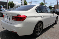 BMW 3シリーズ 320d ｾﾚﾌﾞﾚｰｼｮﾝｴﾃﾞｨｼｮﾝ ｽﾀｲﾙｴｯｼﾞ限定車 後期 8C新ｴﾝｼﾞﾝ 燃費21.4km/L ｾﾝｻﾃｯｸﾚｻﾞｰ ｼｰﾄﾋｰﾀｰ 専用ｸﾞﾚｰ18AW LEDﾍｯﾄﾞﾗｲﾄ&ﾃｰﾙ 追従ACC 衝突軽減ﾌﾞﾚｰｷ ﾚｰﾝﾁｪﾝｼﾞ警告 ﾌﾞﾗｯｸｸﾞﾘﾙ HDDﾅﾋﾞ2年保証