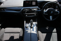 BMW 5シリーズ 523i ｴﾃﾞｨｼｮﾝﾐｯｼｮﾝｲﾝﾎﾟｯｼﾌﾞﾙ 特別仕様車 ﾊｰﾏﾝｶｰﾄﾞﾝｻﾗｳﾝﾄﾞHUD 専用ﾌﾞﾗｯｸ19AW ﾌﾞﾗｯｸｷﾄﾞﾆｰｸﾞﾘﾙ 追従ACC ｽﾃｱﾘﾝｸﾞｻﾎﾟｰﾄ  360度ｶﾒﾗ Pｱｼｽﾄ ﾀｯﾁ画面HDDﾅﾋﾞTV LEDﾍｯﾄﾞﾗｲﾄ ｵｰﾄﾊｲﾋﾞｰﾑ 2年保証