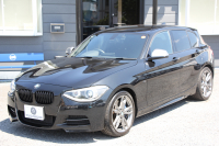 BMW 1シリーズ M135i ﾊﾟｰｷﾝｸﾞｻﾎﾟｰﾄP 直6ﾀｰﾎﾞ320馬力 ｱﾀﾞﾌﾟﾃｨﾌﾞMｻｽ ﾀｯﾁﾊﾟｯﾄﾞ対応HDDﾅﾋﾞBｶﾒﾗ 専用ｴｱﾛ 18AW 専用ﾌﾞﾚｰｷ 左右独立ｵｰﾄｴｱｺﾝ ﾊﾟﾄﾞﾙｼﾌﾄ 8速AT ｽﾏｰﾄｷｰ Bluetoothｵｰﾃﾞｨｵ ﾌﾞﾗｯｸｸﾞﾘﾙ 2年保証