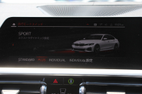 BMW 3シリーズ 320i Mｽﾎﾟｰﾂ ﾃﾞﾋﾞｭｰ&ｺﾝﾌｫｰﾄP 1ｵｰﾅ ﾋｰﾀｰ黒革 専用ﾌﾞﾙｰｽﾃｯﾁ 19AW 360度ｶﾒﾗ 追従ACC ｽﾃｱﾘﾝｸﾞｻﾎﾟｰﾄ LEDﾍｯﾄﾞﾗｲﾄ 電動ﾄﾗﾝｸ ｱｯﾌﾟﾙｶｰﾌﾟﾚｲ ﾀｯﾁ画面HDDﾅﾋﾞﾜｲﾔﾚｽ充電 hi-fiｽﾋﾟｰｶｰ 2年保証