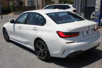 BMW 3シリーズ 320i Mｽﾎﾟｰﾂ ﾃﾞﾋﾞｭｰ&ｺﾝﾌｫｰﾄP 1ｵｰﾅ ﾋｰﾀｰ黒革 専用ﾌﾞﾙｰｽﾃｯﾁ 19AW 360度ｶﾒﾗ 追従ACC ｽﾃｱﾘﾝｸﾞｻﾎﾟｰﾄ LEDﾍｯﾄﾞﾗｲﾄ 電動ﾄﾗﾝｸ ｱｯﾌﾟﾙｶｰﾌﾟﾚｲ ﾀｯﾁ画面HDDﾅﾋﾞﾜｲﾔﾚｽ充電 hi-fiｽﾋﾟｰｶｰ 2年保証