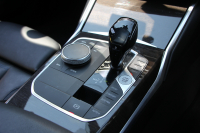 BMW 3シリーズ 320i Mｽﾎﾟｰﾂ ﾃﾞﾋﾞｭｰ&ｺﾝﾌｫｰﾄP 1ｵｰﾅ ﾋｰﾀｰ黒革 専用ﾌﾞﾙｰｽﾃｯﾁ 19AW 360度ｶﾒﾗ 追従ACC ｽﾃｱﾘﾝｸﾞｻﾎﾟｰﾄ LEDﾍｯﾄﾞﾗｲﾄ 電動ﾄﾗﾝｸ ｱｯﾌﾟﾙｶｰﾌﾟﾚｲ ﾀｯﾁ画面HDDﾅﾋﾞﾜｲﾔﾚｽ充電 hi-fiｽﾋﾟｰｶｰ 2年保証