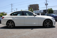 BMW 3シリーズ 320i Mｽﾎﾟｰﾂ ﾃﾞﾋﾞｭｰ&ｺﾝﾌｫｰﾄP 1ｵｰﾅ ﾋｰﾀｰ黒革 専用ﾌﾞﾙｰｽﾃｯﾁ 19AW 360度ｶﾒﾗ 追従ACC ｽﾃｱﾘﾝｸﾞｻﾎﾟｰﾄ LEDﾍｯﾄﾞﾗｲﾄ 電動ﾄﾗﾝｸ ｱｯﾌﾟﾙｶｰﾌﾟﾚｲ ﾀｯﾁ画面HDDﾅﾋﾞﾜｲﾔﾚｽ充電 hi-fiｽﾋﾟｰｶｰ 2年保証