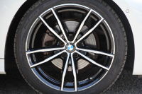 BMW 3シリーズ 320i Mｽﾎﾟｰﾂ ﾃﾞﾋﾞｭｰ&ｺﾝﾌｫｰﾄP 1ｵｰﾅ ﾋｰﾀｰ黒革 専用ﾌﾞﾙｰｽﾃｯﾁ 19AW 360度ｶﾒﾗ 追従ACC ｽﾃｱﾘﾝｸﾞｻﾎﾟｰﾄ LEDﾍｯﾄﾞﾗｲﾄ 電動ﾄﾗﾝｸ ｱｯﾌﾟﾙｶｰﾌﾟﾚｲ ﾀｯﾁ画面HDDﾅﾋﾞﾜｲﾔﾚｽ充電 hi-fiｽﾋﾟｰｶｰ 2年保証