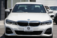 BMW 3シリーズ 320i Mｽﾎﾟｰﾂ ﾃﾞﾋﾞｭｰ&ｺﾝﾌｫｰﾄP 1ｵｰﾅ ﾋｰﾀｰ黒革 専用ﾌﾞﾙｰｽﾃｯﾁ 19AW 360度ｶﾒﾗ 追従ACC ｽﾃｱﾘﾝｸﾞｻﾎﾟｰﾄ LEDﾍｯﾄﾞﾗｲﾄ 電動ﾄﾗﾝｸ ｱｯﾌﾟﾙｶｰﾌﾟﾚｲ ﾀｯﾁ画面HDDﾅﾋﾞﾜｲﾔﾚｽ充電 hi-fiｽﾋﾟｰｶｰ 2年保証