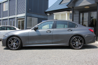 BMW 3シリーズ 330i Mｽﾎﾟｰﾂ ﾃﾞﾋﾞｭｰ&ｺﾝﾌｫｰﾄP ｻﾝﾙｰﾌ 258馬力 ﾋｰﾀｰ黒革 専用青ｽﾃｯﾁ 追従ACC ｽﾃｱｻﾎﾟｰﾄ ｵﾌﾟｼｮﾝ19AW Mｽﾎﾟｰﾂﾌﾞﾚｰｷ LEDﾍｯﾄﾞﾗｲﾄ ｵｰﾄﾊｲﾋﾞｰﾑ 360度ｶﾒﾗ 電動ﾄﾗﾝｸ Hi-fiｽﾋﾟｰｶｰ ﾗｲﾌﾞｺｯｸﾋﾟｯﾄﾞﾌﾞﾗｯｸｷﾄﾞﾆｰｸﾞﾘﾙ 2年保証