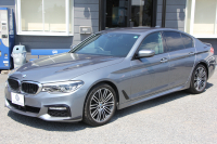 BMW 5シリーズ 530i Mｽﾎﾟｰﾂ ｺﾝﾌｫｰﾄP 高出力 252馬力 全席ﾋｰﾀｰ黒革 HUD ｿﾌﾄｸﾛｰｽﾞﾄﾞｱ ｺﾝﾌｫｰﾄｼｰﾄ&ﾍﾞﾝﾁﾚｰｼｮﾝ&ﾏｯｻｰｼﾞ追従ACC ｽﾃｱﾘﾝｸﾞｻﾎﾟｰﾄ LEDﾍｯﾄﾞﾗｲﾄ ﾀｯﾁ画面HDDﾅﾋﾞTV 360度ｶﾒﾗ Pｱｼｽﾄﾌﾟﾗｽ 電動ﾄﾗﾝｸ 2年保証