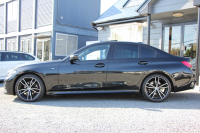 BMW 3シリーズ 320i Mｽﾎﾟｰﾂ ﾃﾞﾋﾞｭｰ&ｺﾝﾌｫｰﾄP ｻﾝﾙｰﾌ ﾋｰﾀｰ黒革 専用ﾌﾞﾙｰｽﾃｯﾁ 19AW 追従ACC ｽﾃｱﾘﾝｸﾞｻﾎﾟｰﾄ LEDﾍｯﾄﾞﾗｲﾄ ｵｰﾄﾊｲﾋﾞｰﾑ 電動ﾄﾗﾝｸ ｱｯﾌﾟﾙｶｰﾌﾟﾚｲ ﾀｯﾁ画面HDDﾅﾋﾞﾜｲﾔﾚｽ充電 Hi-fiｽﾋﾟｰｶｰ Pｱｼｽﾄ 専用ｴｱﾛ 2年保証