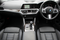 BMW 3シリーズ 320i Mｽﾎﾟｰﾂ ﾃﾞﾋﾞｭｰ&ｺﾝﾌｫｰﾄP ｻﾝﾙｰﾌ ﾋｰﾀｰ黒革 専用ﾌﾞﾙｰｽﾃｯﾁ 19AW 追従ACC ｽﾃｱﾘﾝｸﾞｻﾎﾟｰﾄ LEDﾍｯﾄﾞﾗｲﾄ ｵｰﾄﾊｲﾋﾞｰﾑ 電動ﾄﾗﾝｸ ｱｯﾌﾟﾙｶｰﾌﾟﾚｲ ﾀｯﾁ画面HDDﾅﾋﾞﾜｲﾔﾚｽ充電 Hi-fiｽﾋﾟｰｶｰ Pｱｼｽﾄ 専用ｴｱﾛ 2年保証