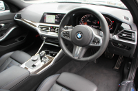 BMW 3シリーズ 320i Mｽﾎﾟｰﾂ ﾃﾞﾋﾞｭｰ&ｺﾝﾌｫｰﾄP ｻﾝﾙｰﾌ ﾋｰﾀｰ黒革 専用ﾌﾞﾙｰｽﾃｯﾁ 19AW 追従ACC ｽﾃｱﾘﾝｸﾞｻﾎﾟｰﾄ LEDﾍｯﾄﾞﾗｲﾄ ｵｰﾄﾊｲﾋﾞｰﾑ 電動ﾄﾗﾝｸ ｱｯﾌﾟﾙｶｰﾌﾟﾚｲ ﾀｯﾁ画面HDDﾅﾋﾞﾜｲﾔﾚｽ充電 Hi-fiｽﾋﾟｰｶｰ Pｱｼｽﾄ 専用ｴｱﾛ 2年保証