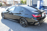 BMW 3シリーズ 320i Mｽﾎﾟｰﾂ ﾃﾞﾋﾞｭｰ&ｺﾝﾌｫｰﾄP ｻﾝﾙｰﾌ ﾋｰﾀｰ黒革 専用ﾌﾞﾙｰｽﾃｯﾁ 19AW 追従ACC ｽﾃｱﾘﾝｸﾞｻﾎﾟｰﾄ LEDﾍｯﾄﾞﾗｲﾄ ｵｰﾄﾊｲﾋﾞｰﾑ 電動ﾄﾗﾝｸ ｱｯﾌﾟﾙｶｰﾌﾟﾚｲ ﾀｯﾁ画面HDDﾅﾋﾞﾜｲﾔﾚｽ充電 Hi-fiｽﾋﾟｰｶｰ Pｱｼｽﾄ 専用ｴｱﾛ 2年保証