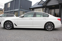 BMW 5シリーズ 530i Mｽﾎﾟｰﾂ ｲﾉﾍﾞｰｼｮﾝP 1ｵｰﾅ 高出力 252馬力 全席ﾋｰﾀｰ黒革 HUD ﾃﾞｨｽﾌﾟﾚｲｷｰ ﾘﾓｰﾄﾊﾟｰｷﾝｸﾞ追従ACC ｽﾃｱﾘﾝｸﾞｻﾎﾟｰﾄ LEDﾍｯﾄﾞﾗｲﾄ ｵｰﾄﾊｲﾋﾞｰﾑ ﾀｯﾁ画面HDDﾅﾋﾞTV ｼﾞｪｽﾁｬｰC 360度ｶﾒﾗ Pｱｼｽﾄﾌﾟﾗｽ 電動ﾄﾗﾝｸ 2年保証