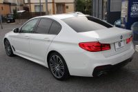 BMW 5シリーズ 530i Mｽﾎﾟｰﾂ 型式変更後｢JR20｣ 252馬力 全席ﾋｰﾀｰ黒革 HUD 追従ACC ｽﾃｱﾘﾝｸﾞｻﾎﾟｰﾄ 変更後全面液晶ﾒｰﾀｰ LEDﾍｯﾄﾞﾗｲﾄ ｵｰﾄﾊｲﾋﾞｰﾑ ﾀｯﾁ画面HDDﾅﾋﾞTV 360度ｶﾒﾗ Mspﾌﾞﾚｰｷ 19AW 電動ﾄﾗﾝｸ 専用ｴｱﾛ 2年保証