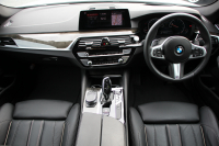 BMW 5シリーズ 530i Mｽﾎﾟｰﾂ 型式変更後｢JR20｣ 252馬力 全席ﾋｰﾀｰ黒革 HUD 追従ACC ｽﾃｱﾘﾝｸﾞｻﾎﾟｰﾄ 変更後全面液晶ﾒｰﾀｰ LEDﾍｯﾄﾞﾗｲﾄ ｵｰﾄﾊｲﾋﾞｰﾑ ﾀｯﾁ画面HDDﾅﾋﾞTV 360度ｶﾒﾗ Mspﾌﾞﾚｰｷ 19AW 電動ﾄﾗﾝｸ 専用ｴｱﾛ 2年保証