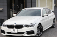 BMW 5シリーズ 530i Mｽﾎﾟｰﾂ 型式変更後｢JR20｣ 252馬力 全席ﾋｰﾀｰ黒革 HUD 追従ACC ｽﾃｱﾘﾝｸﾞｻﾎﾟｰﾄ 変更後全面液晶ﾒｰﾀｰ LEDﾍｯﾄﾞﾗｲﾄ ｵｰﾄﾊｲﾋﾞｰﾑ ﾀｯﾁ画面HDDﾅﾋﾞTV 360度ｶﾒﾗ Mspﾌﾞﾚｰｷ 19AW 電動ﾄﾗﾝｸ 専用ｴｱﾛ 2年保証