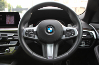 BMW 5シリーズ 530i Mｽﾎﾟｰﾂ 型式変更後｢JR20｣ 252馬力 全席ﾋｰﾀｰ黒革 HUD 追従ACC ｽﾃｱﾘﾝｸﾞｻﾎﾟｰﾄ 変更後全面液晶ﾒｰﾀｰ LEDﾍｯﾄﾞﾗｲﾄ ｵｰﾄﾊｲﾋﾞｰﾑ ﾀｯﾁ画面HDDﾅﾋﾞTV 360度ｶﾒﾗ Mspﾌﾞﾚｰｷ 19AW 電動ﾄﾗﾝｸ 専用ｴｱﾛ 2年保証