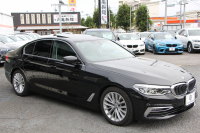 BMW 5シリーズ 523d ﾗｸﾞｼﾞｭｱﾘｰ ｾﾚｸﾄP ｻﾝﾙｰﾌ 全席ﾋｰﾀｰ黒革 ﾊｰﾏﾝｶｰﾄﾞﾝｻﾗｳﾝﾄﾞ4ｿﾞｰﾝｴｱｺﾝ HUD 追従ACC ｽﾃｱﾘﾝｸﾞｻﾎﾟｰﾄ ﾀｯﾁ画面HDDﾅﾋﾞTV 360度ｶﾒﾗ 電動ﾄﾗﾝｸ LEDﾍｯﾄﾞﾗｲﾄ ｵｰﾄﾊｲﾋﾞｰﾑ 電動ﾄﾗﾝｸ ｸﾛｰﾑﾗｲﾝ 2年保証