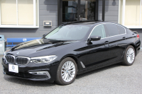 BMW 5シリーズ 523d ﾗｸﾞｼﾞｭｱﾘｰ ｾﾚｸﾄP ｻﾝﾙｰﾌ 全席ﾋｰﾀｰ黒革 ﾊｰﾏﾝｶｰﾄﾞﾝｻﾗｳﾝﾄﾞ4ｿﾞｰﾝｴｱｺﾝ HUD 追従ACC ｽﾃｱﾘﾝｸﾞｻﾎﾟｰﾄ ﾀｯﾁ画面HDDﾅﾋﾞTV 360度ｶﾒﾗ 電動ﾄﾗﾝｸ LEDﾍｯﾄﾞﾗｲﾄ ｵｰﾄﾊｲﾋﾞｰﾑ 電動ﾄﾗﾝｸ ｸﾛｰﾑﾗｲﾝ 2年保証