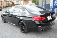 BMW 5シリーズ 530i ｴﾃﾞｨｼｮﾝﾐｯｼｮﾝｲﾝﾎﾟｯｼﾌﾞﾙ 特別仕様車 252馬力 ﾅｲﾄﾌﾞﾙｰﾚｻﾞｰ ｱﾀﾞﾌﾟﾃｨﾌﾞｻｽ ﾊｰﾏﾝｶｰﾄﾞﾝ HUD 追従ACC ｽﾃｱﾘﾝｸﾞｻﾎﾟｰﾄ ﾀｯﾁ画面HDDﾅﾋﾞTV LEDﾍｯﾄﾞﾗｲﾄ ｵｰﾄﾊｲﾋﾞｰﾑ 電動ﾄﾗﾝｸ 360度ｶﾒﾗ 全席ﾋｰﾀｰ 専用ﾌﾞﾗｯｸ19AW 2年保証