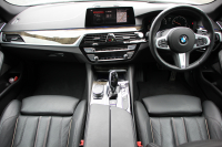 BMW 5シリーズ 530i ﾂｰﾘﾝｸﾞMｽﾎﾟｰﾂ ｾﾚｸﾄP 1ｵｰﾅ 型式変更後｢ABA-JT20｣ 252馬力 ﾊﾟﾉﾗﾏｻﾝﾙｰﾌ ﾊｰﾏﾝｶｰﾄﾞﾝ 4ｿﾞｰﾝｴｱｺﾝ 全席ﾋｰﾀｰ黒革 HUD 追従ACC ｽﾃｱﾘﾝｸﾞｻﾎﾟｰﾄ 変更後全面液晶ﾒｰﾀｰ ﾀｯﾁ画面HDDﾅﾋﾞTV 360度ｶﾒﾗ 2年保証