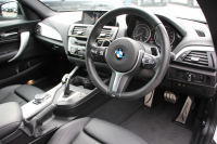 BMW 2シリーズ M235i ｸｰﾍﾟﾋｰﾀｰ黒革 326馬力 直6ﾀｰﾎﾞ8速AT 真珠色 N55ｴﾝｼﾞﾝ ｱﾀﾞﾌﾟﾃｨﾌﾞMｻｽ 衝突軽減ﾌﾞﾚｰｷ 車線逸脱警告 歩行者警告 ﾌﾞﾚｰｷ付ｸﾙｺﾝ HDDﾅﾋﾞBｶﾒﾗ&ﾘｱPDCｾﾝｻｰ Bluetooth接続 2ｿﾞｰﾝｴｱｺﾝ 2年保証