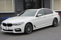BMW 5シリーズ 523i Mｽﾎﾟｰﾂ ﾊｲﾗｲﾝ ｲﾉﾍﾞｰｼｮﾝP ｻﾝﾙｰﾌ 全席ﾋｰﾀｰ黒革 ﾃﾞｨｽﾌﾟﾚｲｷｰ HUD ｼﾞｪｽﾁｬｰC ﾜｲﾔﾚｽ充電 追従ACC ｽﾃｱﾘﾝｸﾞｻﾎﾟｰﾄ ﾀｯﾁ画面HDDﾅﾋﾞTV LEDﾍｯﾄﾞﾗｲﾄ ｵｰﾄﾊｲﾋﾞｰﾑ 360度ｶﾒﾗ 19AW 電動ﾄﾗﾝｸ 2年保証