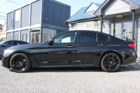 BMW 5シリーズ 523d ｴﾃﾞｨｼｮﾝﾐｯｼｮﾝｲﾝﾎﾟｯｼﾌﾞﾙ 特別仕様車 ﾊｰﾏﾝｶｰﾄﾞﾝｻﾗｳﾝﾄﾞHUD 専用ﾌﾞﾗｯｸ19AW ﾌﾞﾗｯｸｷﾄﾞﾆｰｸﾞﾘﾙ 追従ACC ｽﾃｱﾘﾝｸﾞｻﾎﾟｰﾄ 360度ｶﾒﾗ Pｱｼｽﾄ ﾀｯﾁ画面HDDﾅﾋﾞTV LEDﾍｯﾄﾞﾗｲﾄ ｵｰﾄﾊｲﾋﾞｰﾑ 電動ﾄﾗﾝｸ 2年保証