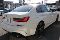 BMW 3シリーズ 320i Mｽﾎﾟｰﾂ ﾃﾞﾋﾞｭｰ&ｺﾝﾌｫｰﾄP ﾋｰﾀｰ黒革 専用ﾌﾞﾙｰｽﾃｯﾁ 19AW 追従ACC ｽﾃｱﾘﾝｸﾞｻﾎﾟｰﾄ LEDﾍｯﾄﾞﾗｲﾄ ｵｰﾄﾊｲﾋﾞｰﾑ 電動ﾄﾗﾝｸ ｱｯﾌﾟﾙｶｰﾌﾟﾚｲ ﾀｯﾁ画面HDDﾅﾋﾞﾜｲﾔﾚｽ充電 Hi-fiｽﾋﾟｰｶｰ Pｱｼｽﾄ 専用ｴｱﾛ 2年保証