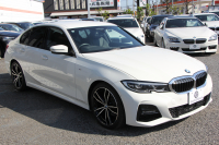 BMW 3シリーズ 320i Mｽﾎﾟｰﾂ ﾃﾞﾋﾞｭｰ&ｺﾝﾌｫｰﾄP ﾋｰﾀｰ黒革 専用ﾌﾞﾙｰｽﾃｯﾁ 19AW 追従ACC ｽﾃｱﾘﾝｸﾞｻﾎﾟｰﾄ LEDﾍｯﾄﾞﾗｲﾄ ｵｰﾄﾊｲﾋﾞｰﾑ 電動ﾄﾗﾝｸ ｱｯﾌﾟﾙｶｰﾌﾟﾚｲ ﾀｯﾁ画面HDDﾅﾋﾞﾜｲﾔﾚｽ充電 Hi-fiｽﾋﾟｰｶｰ Pｱｼｽﾄ 専用ｴｱﾛ 2年保証