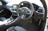 BMW 3シリーズ 320i Mｽﾎﾟｰﾂ ﾃﾞﾋﾞｭｰ&ｺﾝﾌｫｰﾄP ﾋｰﾀｰ黒革 専用ﾌﾞﾙｰｽﾃｯﾁ 19AW 追従ACC ｽﾃｱﾘﾝｸﾞｻﾎﾟｰﾄ LEDﾍｯﾄﾞﾗｲﾄ ｵｰﾄﾊｲﾋﾞｰﾑ 電動ﾄﾗﾝｸ ｱｯﾌﾟﾙｶｰﾌﾟﾚｲ ﾀｯﾁ画面HDDﾅﾋﾞﾜｲﾔﾚｽ充電 Hi-fiｽﾋﾟｰｶｰ Pｱｼｽﾄ 専用ｴｱﾛ 2年保証