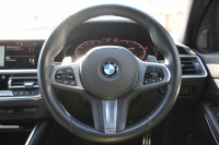BMW 3シリーズ 320i Mｽﾎﾟｰﾂ ﾃﾞﾋﾞｭｰ&ｺﾝﾌｫｰﾄP ﾋｰﾀｰ黒革 専用ﾌﾞﾙｰｽﾃｯﾁ 19AW 追従ACC ｽﾃｱﾘﾝｸﾞｻﾎﾟｰﾄ LEDﾍｯﾄﾞﾗｲﾄ ｵｰﾄﾊｲﾋﾞｰﾑ 電動ﾄﾗﾝｸ ｱｯﾌﾟﾙｶｰﾌﾟﾚｲ ﾀｯﾁ画面HDDﾅﾋﾞﾜｲﾔﾚｽ充電 Hi-fiｽﾋﾟｰｶｰ Pｱｼｽﾄ 専用ｴｱﾛ 2年保証
