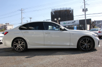 BMW 3シリーズ 320i Mｽﾎﾟｰﾂ ﾃﾞﾋﾞｭｰ&ｺﾝﾌｫｰﾄP ﾋｰﾀｰ黒革 専用ﾌﾞﾙｰｽﾃｯﾁ 19AW 追従ACC ｽﾃｱﾘﾝｸﾞｻﾎﾟｰﾄ LEDﾍｯﾄﾞﾗｲﾄ ｵｰﾄﾊｲﾋﾞｰﾑ 電動ﾄﾗﾝｸ ｱｯﾌﾟﾙｶｰﾌﾟﾚｲ ﾀｯﾁ画面HDDﾅﾋﾞﾜｲﾔﾚｽ充電 Hi-fiｽﾋﾟｰｶｰ Pｱｼｽﾄ 専用ｴｱﾛ 2年保証
