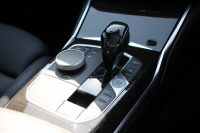 BMW 3シリーズ 320i Mｽﾎﾟｰﾂ ﾃﾞﾋﾞｭｰ&ｺﾝﾌｫｰﾄP ﾋｰﾀｰ黒革 専用ﾌﾞﾙｰｽﾃｯﾁ 19AW 追従ACC ｽﾃｱﾘﾝｸﾞｻﾎﾟｰﾄ LEDﾍｯﾄﾞﾗｲﾄ ｵｰﾄﾊｲﾋﾞｰﾑ 電動ﾄﾗﾝｸ ｱｯﾌﾟﾙｶｰﾌﾟﾚｲ ﾀｯﾁ画面HDDﾅﾋﾞﾜｲﾔﾚｽ充電 Hi-fiｽﾋﾟｰｶｰ Pｱｼｽﾄ 専用ｴｱﾛ 2年保証