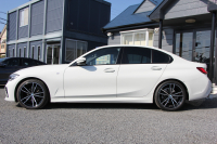 BMW 3シリーズ 320i Mｽﾎﾟｰﾂ ﾃﾞﾋﾞｭｰ&ｺﾝﾌｫｰﾄP ﾋｰﾀｰ黒革 専用ﾌﾞﾙｰｽﾃｯﾁ 19AW 追従ACC ｽﾃｱﾘﾝｸﾞｻﾎﾟｰﾄ LEDﾍｯﾄﾞﾗｲﾄ ｵｰﾄﾊｲﾋﾞｰﾑ 電動ﾄﾗﾝｸ ｱｯﾌﾟﾙｶｰﾌﾟﾚｲ ﾀｯﾁ画面HDDﾅﾋﾞﾜｲﾔﾚｽ充電 Hi-fiｽﾋﾟｰｶｰ Pｱｼｽﾄ 専用ｴｱﾛ 2年保証