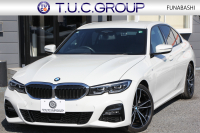 BMW 3シリーズ 320i Mｽﾎﾟｰﾂ ﾃﾞﾋﾞｭｰ&ｺﾝﾌｫｰﾄP ﾋｰﾀｰ黒革 専用ﾌﾞﾙｰｽﾃｯﾁ 19AW 追従ACC ｽﾃｱﾘﾝｸﾞｻﾎﾟｰﾄ LEDﾍｯﾄﾞﾗｲﾄ ｵｰﾄﾊｲﾋﾞｰﾑ 電動ﾄﾗﾝｸ ｱｯﾌﾟﾙｶｰﾌﾟﾚｲ ﾀｯﾁ画面HDDﾅﾋﾞﾜｲﾔﾚｽ充電 Hi-fiｽﾋﾟｰｶｰ Pｱｼｽﾄ 専用ｴｱﾛ 2年保証