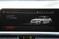 BMW 3シリーズ 320i Mｽﾎﾟｰﾂ ﾃﾞﾋﾞｭｰ&ｺﾝﾌｫｰﾄP ﾋｰﾀｰ黒革 専用ﾌﾞﾙｰｽﾃｯﾁ 19AW 追従ACC ｽﾃｱﾘﾝｸﾞｻﾎﾟｰﾄ LEDﾍｯﾄﾞﾗｲﾄ ｵｰﾄﾊｲﾋﾞｰﾑ 電動ﾄﾗﾝｸ ｱｯﾌﾟﾙｶｰﾌﾟﾚｲ ﾀｯﾁ画面HDDﾅﾋﾞﾜｲﾔﾚｽ充電 Hi-fiｽﾋﾟｰｶｰ Pｱｼｽﾄ 専用ｴｱﾛ 2年保証