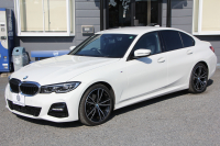 BMW 3シリーズ 320i Mｽﾎﾟｰﾂ ﾃﾞﾋﾞｭｰ&ｺﾝﾌｫｰﾄP ﾋｰﾀｰ黒革 専用ﾌﾞﾙｰｽﾃｯﾁ 19AW 追従ACC ｽﾃｱﾘﾝｸﾞｻﾎﾟｰﾄ LEDﾍｯﾄﾞﾗｲﾄ ｵｰﾄﾊｲﾋﾞｰﾑ 電動ﾄﾗﾝｸ ｱｯﾌﾟﾙｶｰﾌﾟﾚｲ ﾀｯﾁ画面HDDﾅﾋﾞﾜｲﾔﾚｽ充電 Hi-fiｽﾋﾟｰｶｰ Pｱｼｽﾄ 専用ｴｱﾛ 2年保証