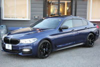 BMW 5シリーズ 530i Mｽﾎﾟｰﾂ 1ｵ-ﾅ 252馬力 ｻﾝﾙｰﾌ 全席ﾋｰﾀｰ黒革 ﾌﾞﾗｯｸ19AW Mspﾌﾞﾚｰｷ 追従ACC ｽﾃｱﾘﾝｸﾞｻﾎﾟｰﾄ LEDﾍｯﾄﾞﾗｲﾄ ﾊｲﾋﾞｰﾑｱｼｽﾄ ﾀｯﾁ画面HDDﾅﾋﾞTV 360度ｶﾒﾗ Pｱｼｽﾄﾌﾟﾗｽ 電動ﾄﾗﾝｸ 専用ｴｱﾛ ﾊﾟﾄﾞﾙｼﾌﾄ 2年保証