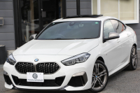 BMW 2シリーズ M235i Xdrive ｸﾞﾗﾝｸｰﾍﾟﾃﾞﾋﾞｭｰP 306馬力 4WD ﾊﾟﾉﾗﾏｻﾝﾙｰﾌ ｼｰﾄﾋｰﾀｰ Mｽﾎﾟｰﾂｼｰﾄ Mｼｰﾄﾍﾞﾙﾄ ｱﾀﾞﾌﾟﾃｨﾌﾞｻｽ 追従ACC LEDﾍｯﾄﾞﾗｲﾄ 専用18AW Mspﾌﾞﾚｰｷ Applecarplay ﾀｯﾁ画面HDDﾅﾋﾞPｱｼｽﾄ ﾜｲﾔﾚｽ充電 2年保証