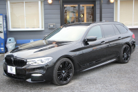 BMW 5シリーズ 523i ﾂｰﾘﾝｸﾞﾌﾞﾗｯｸｱｳﾄ 特別仕様車 HUD ﾊｰﾏﾝｶｰﾄﾞﾝ 追従ACC ｽﾃｱﾘﾝｸﾞｻﾎﾟｰﾄ LEDﾍｯﾄﾞﾗｲﾄ ｵｰﾄﾊｲﾋﾞｰﾑ ﾀｯﾁ画面HDDﾅﾋﾞTV 360度ﾊﾟﾉﾗﾏｶﾒﾗ Pｱｼｽﾄﾌﾟﾗｽ 電動ﾄﾗﾝｸ ﾌﾞﾗｯｸ19AW 液晶ﾒｰﾀｰ ｽﾏｰﾄｷｰ 2年保証