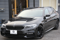 BMW 5シリーズ 523i ﾂｰﾘﾝｸﾞﾌﾞﾗｯｸｱｳﾄ 特別仕様車 HUD ﾊｰﾏﾝｶｰﾄﾞﾝ 追従ACC ｽﾃｱﾘﾝｸﾞｻﾎﾟｰﾄ LEDﾍｯﾄﾞﾗｲﾄ ｵｰﾄﾊｲﾋﾞｰﾑ ﾀｯﾁ画面HDDﾅﾋﾞTV 360度ﾊﾟﾉﾗﾏｶﾒﾗ Pｱｼｽﾄﾌﾟﾗｽ 電動ﾄﾗﾝｸ ﾌﾞﾗｯｸ19AW 液晶ﾒｰﾀｰ ｽﾏｰﾄｷｰ 2年保証